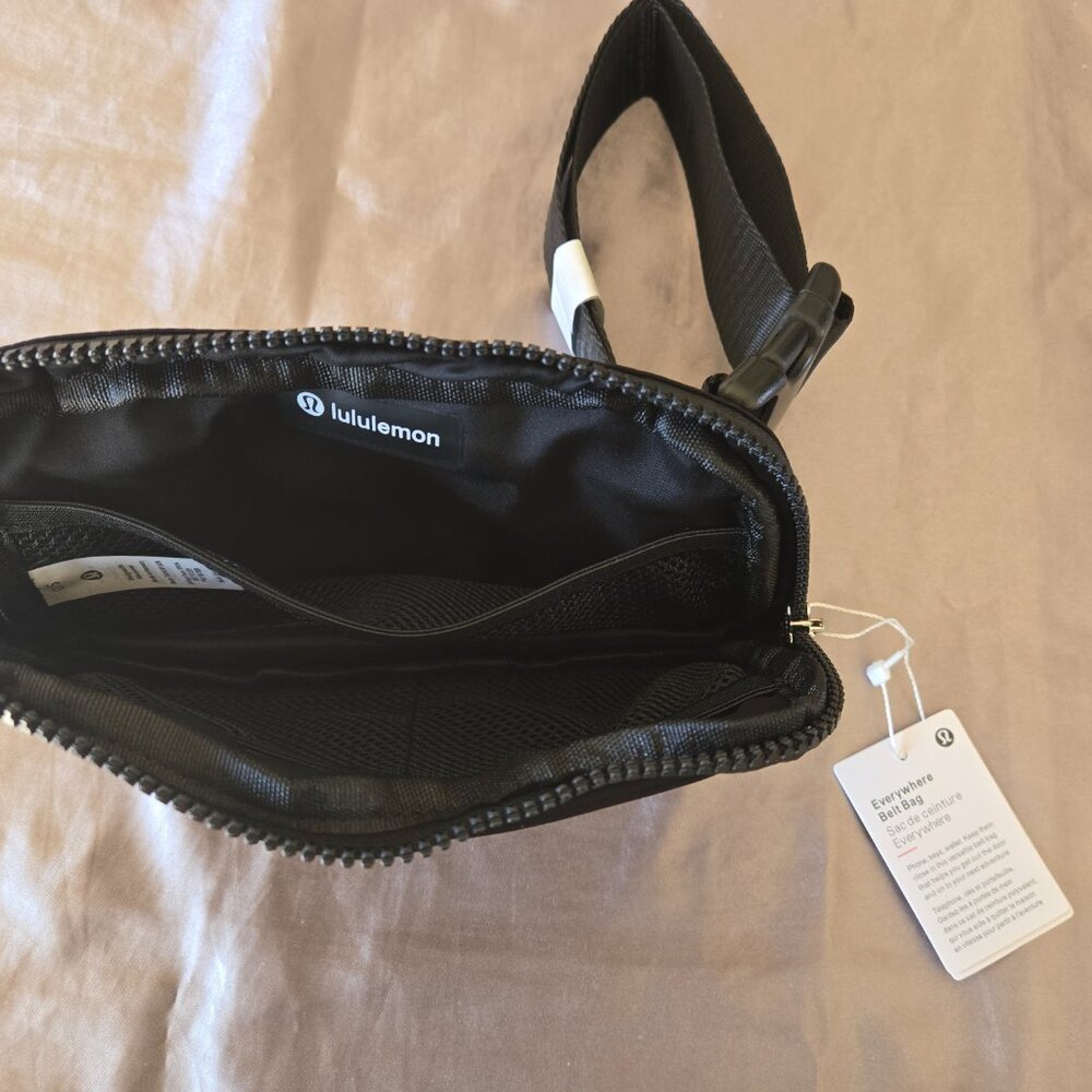 Brand New LULULEMON Black Everywhere Crossbody / Belt Bag with tags - Picture 2 of 3